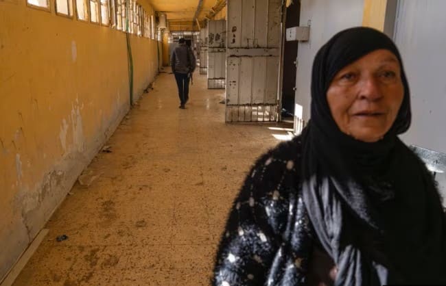 امرأة عم تدور على زوجها بسجن صيدنايا بعد سقوط النظام.