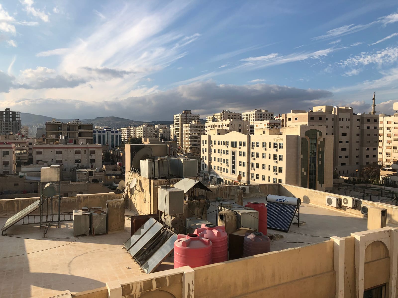 أسطح عمارات سكنية بحي كفرسوسة بدمشق وعليها خزانات مي وألواح شمسية