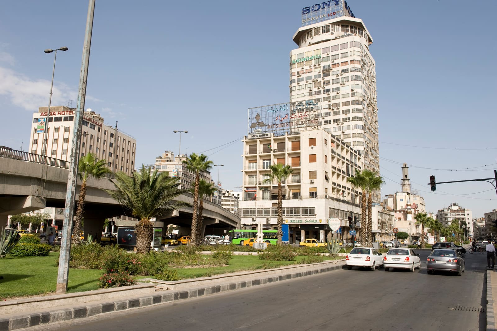 سيارات على شارع شكري القوتلي بدمشق قرب جسر الرئيس